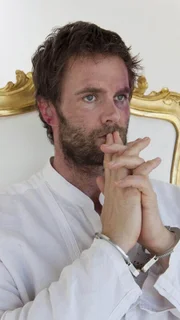 Bei einem Treffen erweist sich der Schwerverbrecher Simon Escher (Garret Dillahunt) überraschend kooperativ. Er berichtet von einer Tonbandkassette, die in einer Kiste vergraben ist.