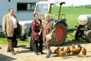 An einem kleinen Badeteich inmitten eines Wäldchens wird ein junges Liebespaar ermordet aufgefunden. Der Hauptverdächtige ist Lois Flicker, der bei seiner Mutter (Erni Mangold, r.) lebt. Benno (Ottfried Fischer, l.) und Sabrina (Katerina Jacob, M.) suchen ihn dort.