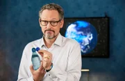 Nervige Deckel oder gelebter Umweltschutz? Seit die EU erlassen hat, dass Deckel an PET-Flaschen fest mit der Flasche verbunden sein müssen, empfinden viele dies als nervig. Aber dahinter steckt eine sinnvolle Idee. Was die Plastik-Strategie der EU bringt, erfahren Sie in „Wissen vor acht - Erde“.
