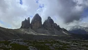 PHOENIX DIE DOLOMITEN - IM GARTEN DER HELDEN, am Freitag um 20:15 Uhr. Diese drei markanten Felstürme gehören zu den bekanntesten Gesteinsformationen der Dolomiten. Die Große Zinne (Mitte) überragt mit 2999 m die beiden anderen Zinnen.