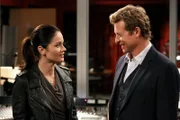 Als Missy Roberts, die Frau des wohlhabenden Kip Roberts, in ihrer Villa erschossen aufgefunden wird, beginnen Teresa (Robin Tunney, l.) und Patrick (Simon Baker, r.) mit den Ermittlungen ...