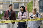Clara (Michelle Lim Davidson, Mi.), Margie (Magda Szubanski, re.) und Ollie (Lincoln Younes, li.) am Tatort
