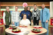 Von links: Kandidaten Monika Wenig, Vedran Simatovic, Jurorin Milena Broger, Moderator Nelson Müller, Kandidaten Johanna Zwarg, Dominik Werfel und Sebastian Schalkau