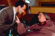 Der angebliche Mörder Dale Biederbeck (Adam Arkin, re.) ist so fett, dass er an sein Bett gefesselt ist und dieses seit Jahren nicht verlassen hat. Somit scheidet er als Mörder aus. Oder nicht? Monk (Tony Shalhoub) ermittelt.