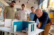 Das OFA-Team arbeitet mit einem Modell des Tatorts. V.l.: Cem Özbey (Ugur Kaya), Sabine Limmer (Berit Künnecke), Marion Dörner (Anne-Kathrin Gummich), Jan Kawig (Bernhard Conrad).
