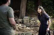 Clara (Michelle Lim Davidson) und Daniel (Sullivan Stapleton) im Garten