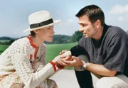Es ist Liebe auf den ersten Blick: Malerin Ilona (Marion Mitterhammer) trifft Urlauber Florian (Stefan Gubser) auf der Straße. Die beiden versorgen ein Küken, das verloren gegangen ist.