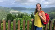 Tamina Kallert wandert im Seengebiet von Sete Citades auf Sao Miguel.