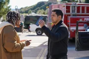 Nick Torres (Wilmer Valderrama, r.)