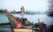 Die Doku zeigt beeindruckende Farbaufnahmen der legendären Brücke von Remagen sowie die Gesichter der Besiegten und begleitet die US-Truppen auf ihrem Weg durch den Westerwald Richtung Thüringen.