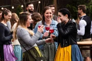 Sarah, Sophia und Tina haben bei der Waldhüttengaudi richtig viel Spaß. Von links: Sarah (Sophie Reiml), Sophia (Patricia Freund) und Tina (Anita Eichhorn). Im Hintergrund: Komparserie.
