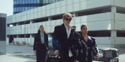 Nicolas Dardenne (Gustav Schmidt, M.), Louna Lloris (Anna Bardavelidze, l.) und Dita (Gizem Emre, r.) machen sich auf den Weg ins Headquarter für den finalen Deal mit Ditas Firma.