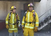 Dieses Mal müssen Sam (LL Cool J, r.) und Callen (Chris O'Donnell, l.) undercover als Feuerwehrmänner arbeiten ...