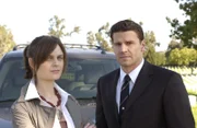 (v.l.n.r.) Dr. Brennan (Emily Deschanel); Booth (David Boreanaz)