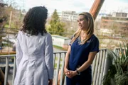 (v.li.): Jasika Nicole (Dr. Carly Lever), Fiona Gubelmann (Dr. Morgan Reznick).