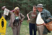 Fritz Fuchs (Guido Hammesfahr, M.) und Nachbar Paschulke (Helmut Krauss, r.) treffen am Waldrand auf die Kryptozoologin Dr. Dina Fooley (Robin Gooch, l.). Sie sucht in einem ehemaligen Speergebiet des Bärstädter Forsts nach Spuren unbekannter Tierarten.