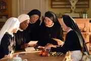 Die Nonnen freuen sich über Post von Claudia und stricken Strampler für Claudias Baby (v.li.: Romina Küpper, Denis M’Baye, Karin Gregorek, Janina Hartwig, Emanuela von Frankenberg).