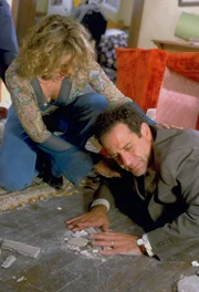 In San Francisco tobt ein Erdbeben. Sharona (Bitty Schram, l.) versucht Monk (Tony Shalhoub, r.) zu beruhigen.