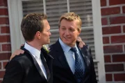 Auf echte Freunde kann man zählen: Barney (Neil Patrick Harris, l.) und sein Idol William Zabka (William Zabka, r.)