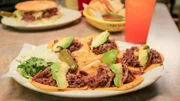 Auf der Zunge schmelzende Barbacoa-Mini-Tacos aus einem ganzen Kuhkopf, serviert im „El Milagrito“ in San Antonio.