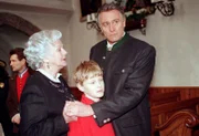 Im Bild (v.li.): Therese Schlierbach (Marianne Schönauer), Franz Hofer (Rupert Apfl-Nussbaumer), Wenzel Hofer (Klaus Wildbolz).