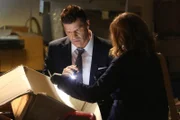 Booth (David Boreanaz, l.); Brennan (Emily Deschanel, r.)