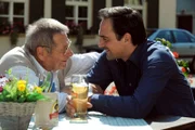 Mike ist überglücklich, dass Alois wieder zu ihm zurückkehrt. Von links: Alois (Erich Hallhuber sen.) und Mike Preissinger (Harry Blank).