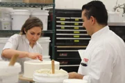 Buddy und Rebecca stabilisieren den Grund Kuchen