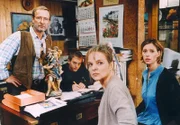 v.li.: Hans Riedl (Erich Hallhuber), Andi Schaller (Florian Fischer), Bernadette König (Sissy Höfferer), Luise Schaller (Carin C. Tietze, hinten rechts).