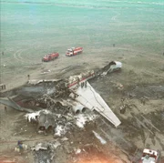 In Berlin Schönefeld brennt ein Passagierflugzeug der DDR-Airline Interflug aus. 21 Menschen sterben. Was war die Ursache: ein technischer Fehler oder menschliches Versagen? Die Hintergründe des Unglücks kommen erst nach dem Mauerfall ans Licht.