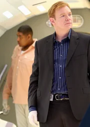 Walter Simmons (Omar Miller, l.); Lt. Horatio Caine (David Caruso, r.)