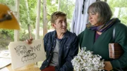 Fritz Fuchs (Guido Hammesfahr) und Oma Nine (Sema Poyraz) sprechen nicht dieselbe Sprache. Mit Gesten und Bildern können sie sich trotzdem verständigen: Fritz bekommt heute Besuch von Freunden.
