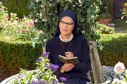 Schwester Hildegard (Andrea Sihler) soll einen Liebesroman schreiben