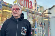 Jurek Owsiak sammelt mit seiner Organisation seit Jahren für polnische Krankenhäuser.; Zur ARTE-Sendung Re: Jurek trommelt, ganz Polen spendet  Jurek Owsiak sammelt mit seiner Organisation seit Jahren für polnische Krankenhäuser.