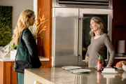 (v.li.): Fiona Gubelmann (Dr. Morgan Reznick), Annette O’Toole (Caroline Reznik).