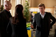 Bei den Ermittlungen: Patrick Jane (Simon Baker, r.), Teresa Lisbon (Robin Tunney, M.) und einer der Hauptverdächtigen, Sean Barlow (Michael Hogan, l.) ...