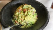 Frische Avocados, Tomaten, Serrano-Paprika, gewürfelte Zwiebeln und Orangen werden am Tisch gemischt, um die typische Guacamole im „Boudro’s Bistro“ in San Antonio herzustellen.