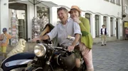Stofferl Well verliebt auf seinem Motorrad mit Babara Dorsch von den Saudiandln.