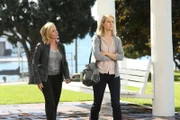 Monica Warren (Lilli Birdsell) dankt Julie "Finn" Finlay (Elisabeth Shue) für den unermüdlichen Einsatz, die Wahrheit über den Mord an ihrer Tochter herauszufinden.