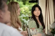 Heidi (Tess Haubrich, li.) und Clara (Michelle Lim Davidson, re.) sind bei Heidis Eltern zum Mittagessen.