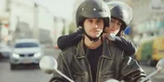Louna Lloris (Anna Bardavelidze, r..) und Liam (Ludwig Brix, l.) brauchen dringend einen neuen Plan, nachdem ihr letztes Vorhaben gescheitert ist.