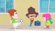 Pierrick (l.) ist plötzlich sehr freundlich zu Rebecca (r.). Er spielt sogar mit ihr Fußball auf dem Schulhof. Sehr zum Missfallen seines Freundes Jamel (M.), der diese neue Freundschaft eifersüchtig beäugt.