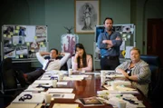 Die vier Mitglieder der Geschworenen-Jury in einem Mordprozess: Ollie (Lincoln Younes), Clara (Michelle Lim Davidson), Daniel (Sullivan Stapleton) und Margie (Magda Szubanski, v.l.)