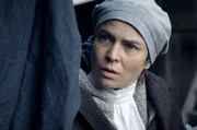 Mechthild Vogel (Isabelle Barth) nimmt die Familie Loyal bei sich auf.