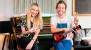 Mit Songwriterin Julia Kautz findet Checker Tobi heraus, wie man einen Hit-Song schreibt. Weiteres Bildmaterial finden Sie unter www.br-foto.de.