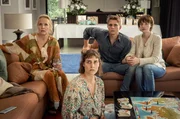 Barbara (Juliane Köhler), Leo (Morgane Ferru), Felix (Merlin Rose) und Emily (Sarah Mahita, v.l.) sind entsetzt, als sie erfahren, dass Chris immer noch nicht gefunden wurde.