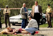 "Der Bulle von Tölz - Liebespaarmörder", Der Mord an einem jungen Pärchen zeigt Parallelen zu einem früheren Fall. Für die Öffentlichkeit steht schnell fest: Der Liebespaarmörder hat wieder zugeschlagen. Um der Lösung des aktuellen Falls näher zu kommen, rollt Benno die mehr als zehn Jahre zurückliegenden Geschehnisse nochmals auf. Heute wie damals macht sich Lois Flicker sehr verdächtig. Doch Benno glaubt nicht an die Schuld des damals inhaftierten und gerade in die Freiheit entlassenen Sonderlings.Im Bild (v.li.): Florian Münzer, Nino Korda, Ottfried Fischer.