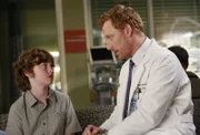 Owen (Kevin McKidd, r.) ist nach wie vor sehr um Ethan (Kyle Silverstein, l.), dessen Vater noch immer im Koma liegt, bemüht ...