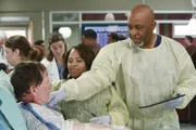 Cam (Mark Chadwick, l.) wurde, neben zahlreichen weiteren Menschen, Opfer einer Explosion, die durch einen Gastanker ausgelöst wurde. Miranda (Chandra Wilson, M.) und Richard (James Pickens Jr., r.) kümmern sich um ihn ...