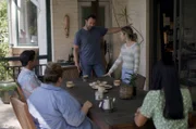 Daniel (Sullivan Stapleton, hi.li.) möchte nicht, dass seine Tochter Zoe (Coco Jack Gillies, hi.re.) beim Gespräch mit Clara (Michelle Lim Davidson, re.), Margie (Magda Szubanski, Mi.) und Ollie (Lincoln Younes, li.) dabei ist.